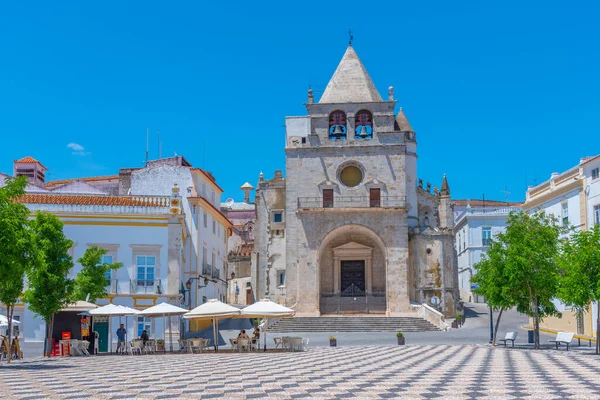 Republica Meydanı ve Portekiz 'in Elvas kasabasındaki hanımefendinin kilisesi..