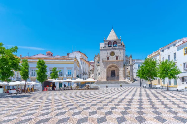 Republica Meydanı ve Portekiz 'in Elvas kasabasındaki hanımefendinin kilisesi..