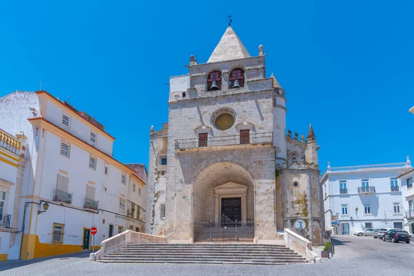 Republica Meydanı ve Portekiz 'in Elvas kasabasındaki hanımefendinin kilisesi..