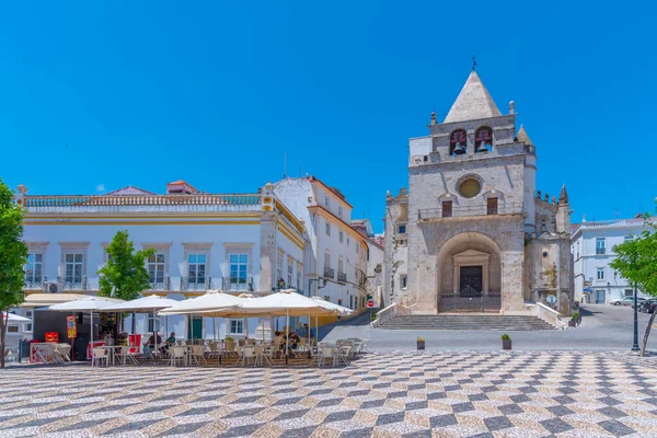Republica Meydanı ve Portekiz 'in Elvas kasabasındaki hanımefendinin kilisesi..