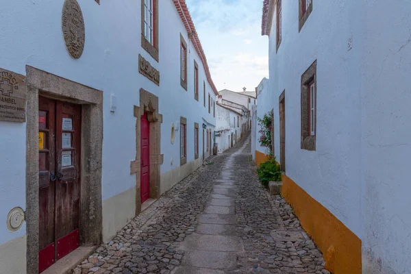 Portekiz 'in Castelo de Vide köyündeki eski kasabada dar bir sokak..