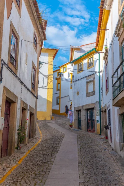 Portekiz 'in Castelo de Vide köyündeki eski kasabada dar bir sokak..