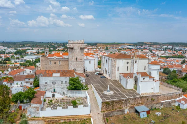 Portekiz 'in eski Estremoz kasabasının havadan görünüşü.
