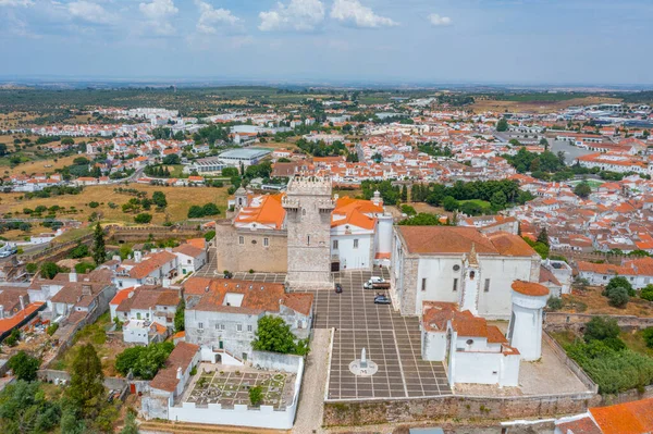 Portekiz 'in eski Estremoz kasabasının havadan görünüşü.