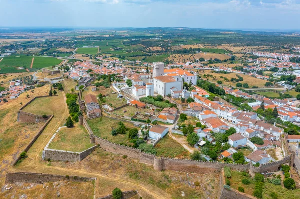 Portekiz 'in eski Estremoz kasabasının havadan görünüşü.
