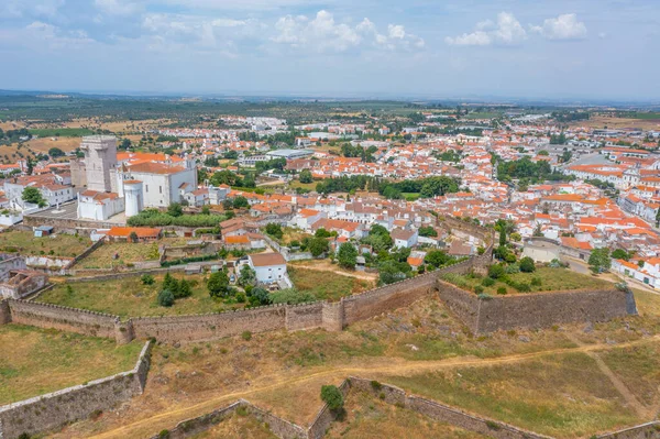 Portekiz 'in eski Estremoz kasabasının havadan görünüşü.