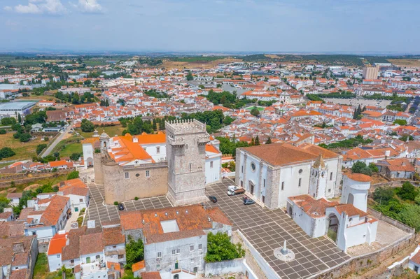 Portekiz 'in eski Estremoz kasabasının havadan görünüşü.