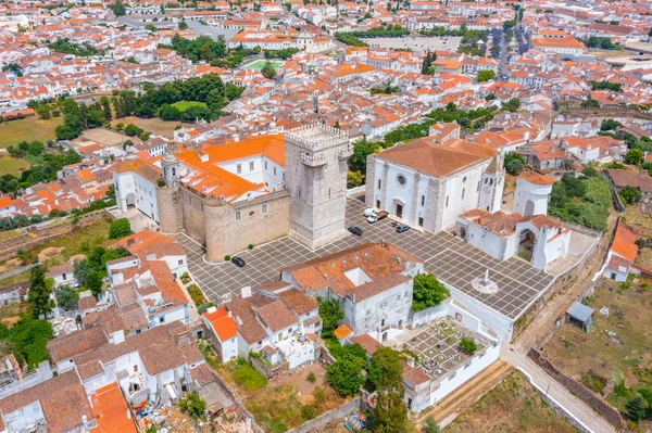 Portekiz 'in eski Estremoz kasabasının havadan görünüşü.