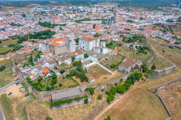 Portekiz 'in eski Estremoz kasabasının havadan görünüşü.