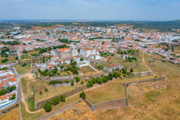 Portekiz 'in eski Estremoz kasabasının havadan görünüşü.