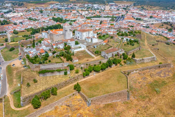 Portekiz 'in eski Estremoz kasabasının havadan görünüşü.