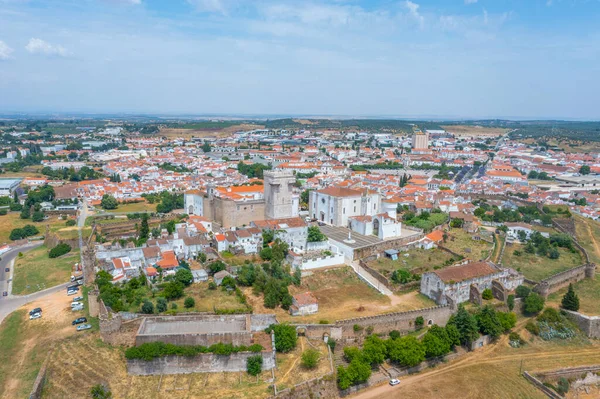 Portekiz 'in eski Estremoz kasabasının havadan görünüşü.
