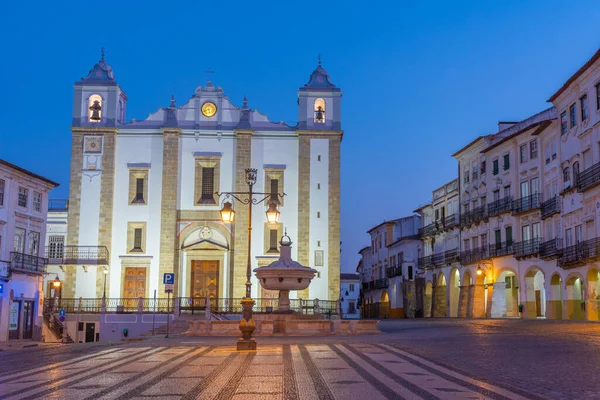 Portekiz, Evora 'daki Sao Antao Kilisesi' nin gece manzarası.