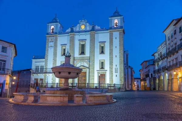 Portekiz, Evora 'daki Sao Antao Kilisesi' nin gece manzarası.