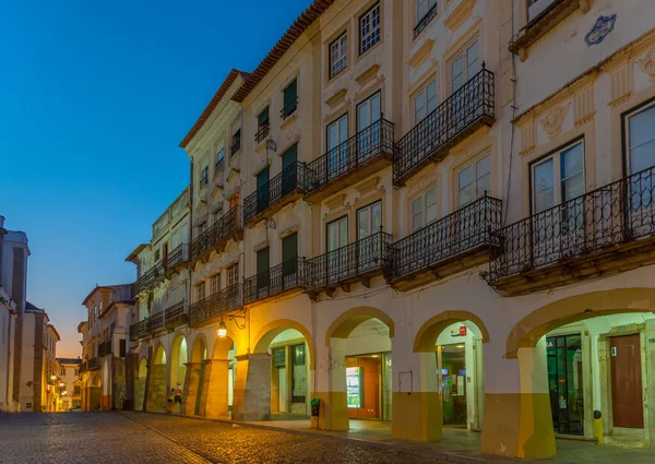 Portekiz, Evora 'daki Praca do Giraldo Meydanı' nda renkli cepheler.