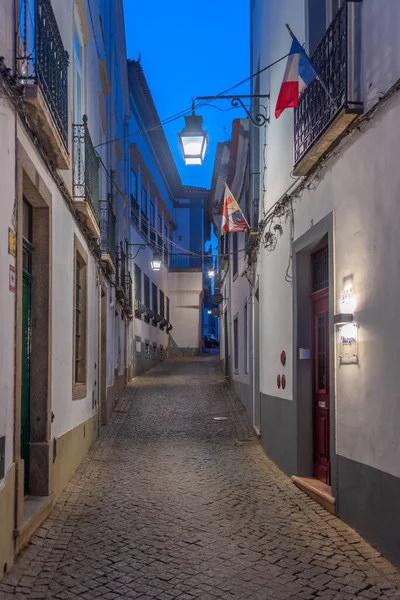 Vista Notturna Una Strada Stretta Nella Città Portoghese Evora — Foto Stock