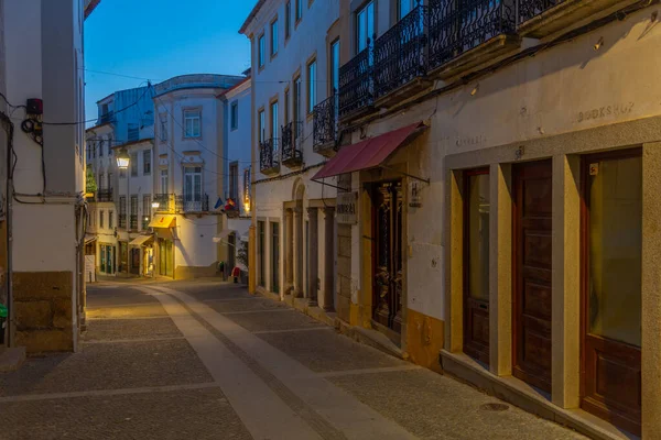 Portekiz 'in Evora kasabasındaki dar bir caddenin gece görüşü.