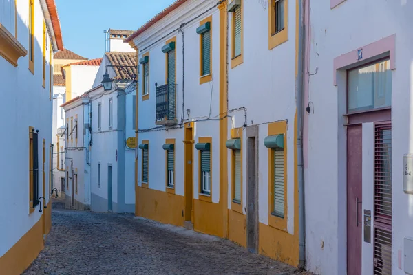 Portekiz 'deki Dar Sokak Evora.