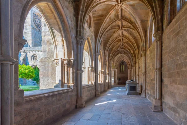 Portekiz, Evora 'daki katedralin manastırı..