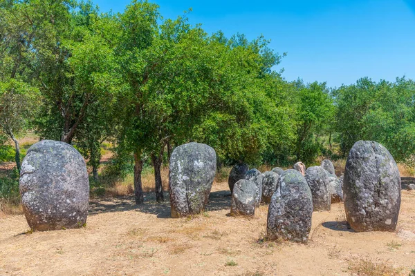 Portekiz 'in Evora kasabası yakınlarında Cromeleque dos Almendres.