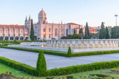 Belem, Lizbon, Portekiz 'de Mosteiro dos Jeronimos' a pratik yoluyla bakmak.