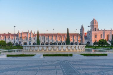 Belem, Lizbon, Portekiz 'de Mosteiro dos Jeronimos' a pratik yoluyla bakmak.