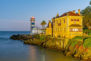 Cascais, Portekiz 'deki Santa Maria deniz fenerinin günbatımı manzarası.