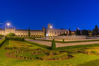 Belem, Lizbon, Portekiz 'de Mosteiro dos Jeronimos' un pratik yoluyla gün doğumu görüntüsü.