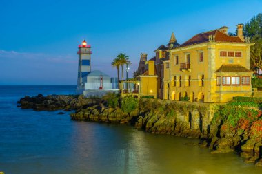 Cascais, Portekiz 'deki Santa Maria deniz fenerinin günbatımı manzarası.