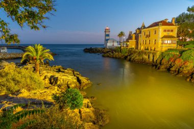 Cascais, Portekiz 'deki Santa Maria deniz fenerinin günbatımı manzarası.
