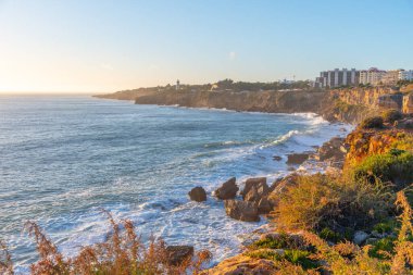 Cascais, Portekiz yakınlarındaki Rocky sahili..