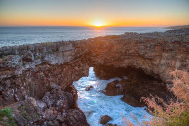 Portekiz, Cascais yakınlarındaki Boca do Inferno mağarasının günbatımı manzarası.