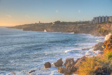 Cascais, Portekiz yakınlarındaki Rocky sahili..