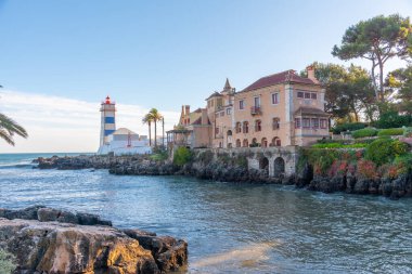 Portekiz 'in Cascais kentindeki Santa Marta deniz feneri müzesi.