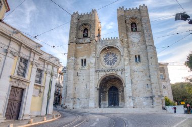 Lizbon, Portekiz 'deki katedralin gün doğumu manzarası.