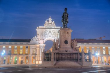Lizbon, Portekiz 'deki Praca do comercio Meydanı' nın gece görüşü..