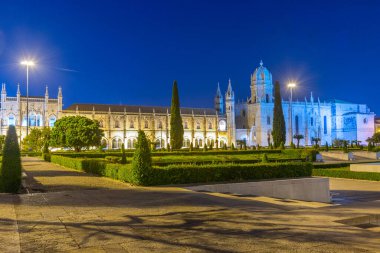 Belem, Lizbon, Portekiz 'de Mosteiro dos Jeronimos' un pratik yoluyla gün doğumu görüntüsü.