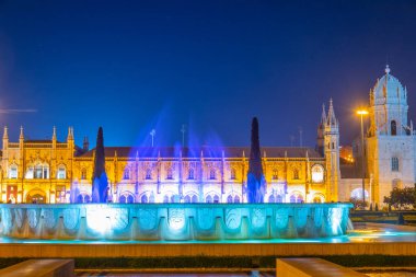 Belem, Lizbon, Portekiz 'de Mosteiro dos Jeronimos' un pratik yoluyla gün doğumu görüntüsü.