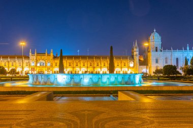 Belem, Lizbon, Portekiz 'de Mosteiro dos Jeronimos' un pratik yoluyla gün doğumu görüntüsü.