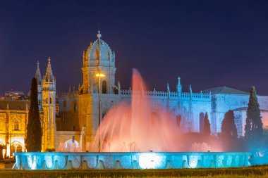 Belem, Lizbon, Portekiz 'de Mosteiro dos Jeronimos' un pratik yoluyla gün doğumu görüntüsü.