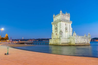 Portekiz, Lizbon 'da Torre de Belem' in günbatımı manzarası.