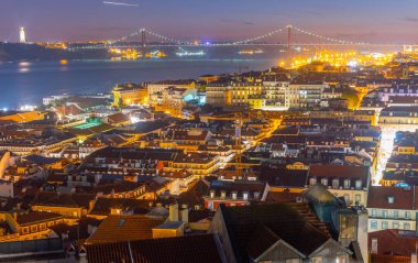 Lizbon şehir manzarasının günbatımı Praca do Comercio Meydanı, Portekiz.