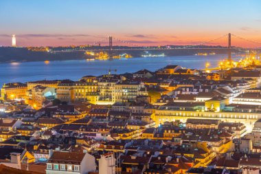 Lizbon şehir manzarasının günbatımı Praca do Comercio Meydanı, Portekiz.