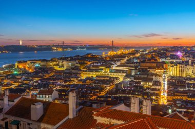 Lizbon şehir manzarasının günbatımı Praca do Comercio Meydanı, Portekiz.