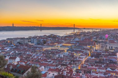 Lizbon şehir manzarasının günbatımı Praca do Comercio Meydanı, Portekiz.