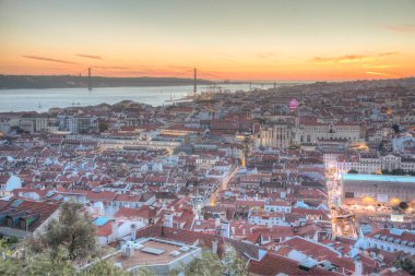 Lizbon şehir manzarasının günbatımı Praca do Comercio Meydanı, Portekiz.