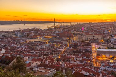 Lizbon şehir manzarasının günbatımı Praca do Comercio Meydanı, Portekiz.