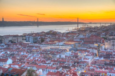 Lizbon şehir manzarasının günbatımı Praca do Comercio Meydanı, Portekiz.