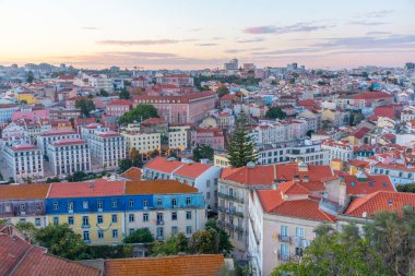 Lizbon, Portekiz 'in tarihi merkezinin günbatımı görünümü.