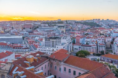 Lizbon, Portekiz 'in tarihi merkezinin günbatımı görünümü.